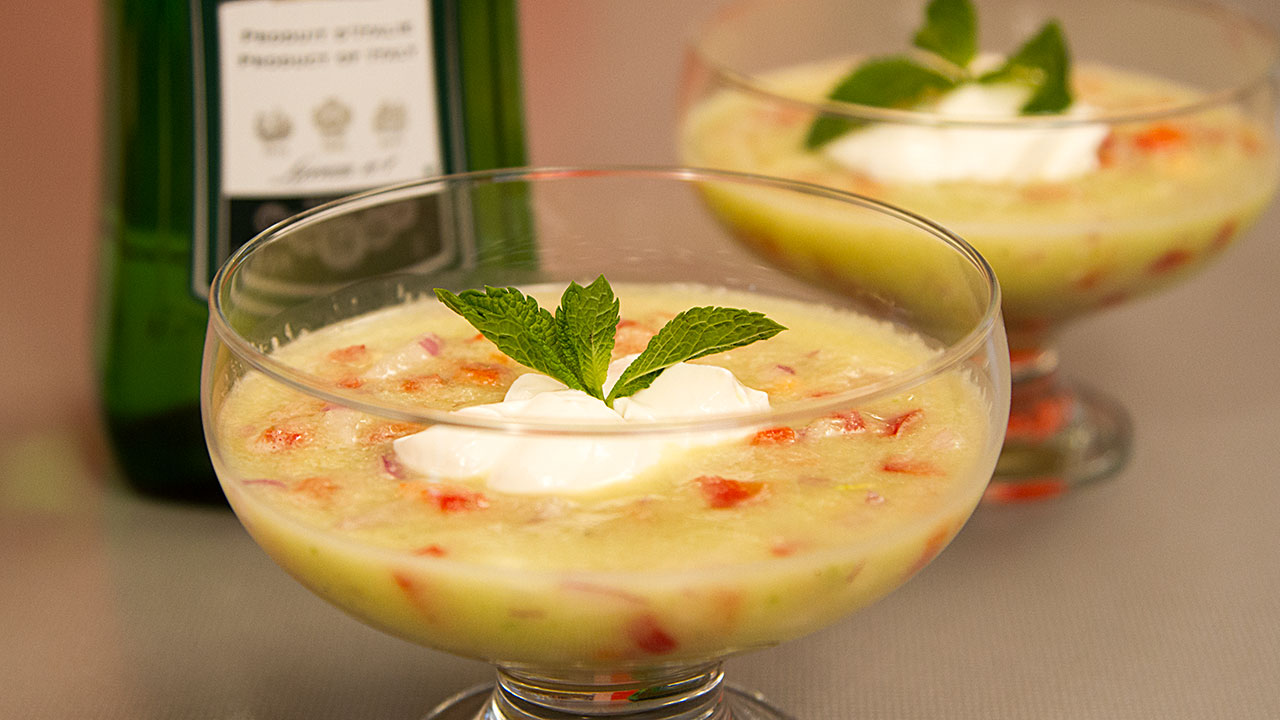 Recette de Soupe froide de concombre à la menthe et au vermouth selon