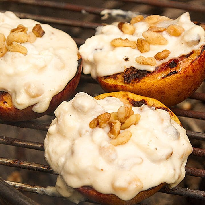 Pêches farcies au ricotta sur le BBQ