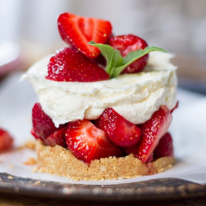 Petits cheesecakes au fromage de chèvre et aux fraises