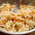 Salade de chou (coleslaw) mi-crémeuse mi-traditionnelle