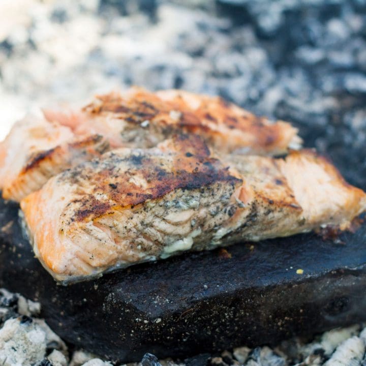 Saumon cuit sur roche, sauce vierge au radis