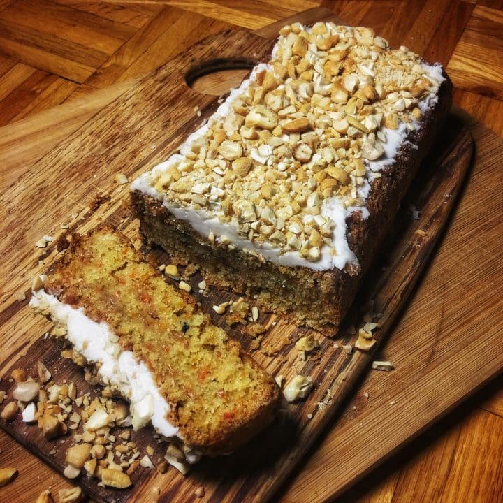 Gâteau végétalien aux carottes, glaçage à la noix de coco
