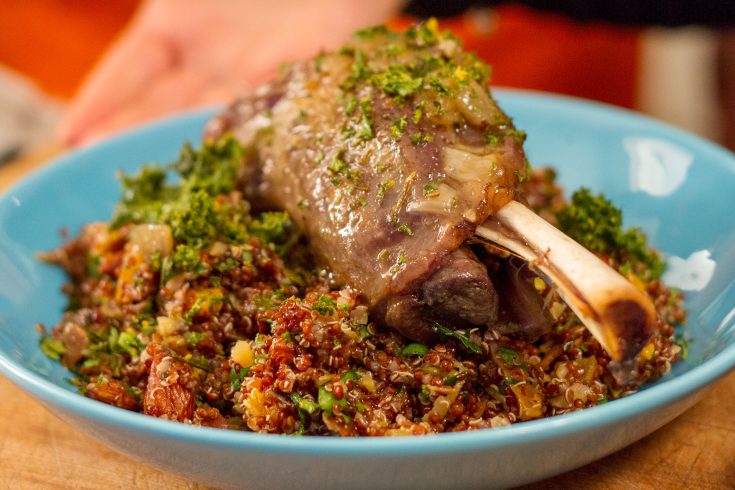 Jarret d'agneau avec salade tiède de quinoa canneberge