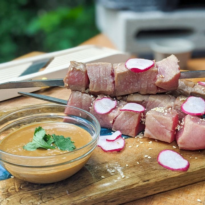 Brochettes de tataki de thon et mayonnaise au sésame