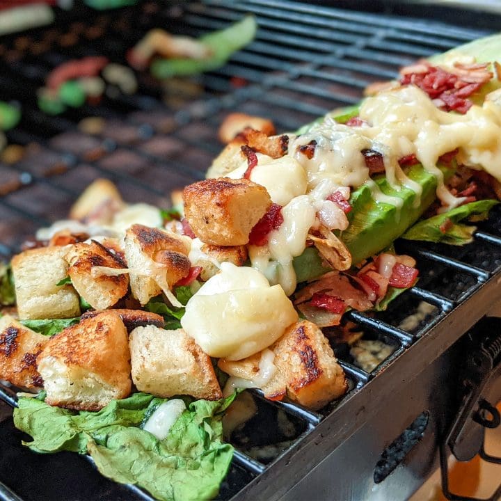 Coeur de romaine farci et gratiné au bacon, pepperoni frit & fromage sur le BBQ