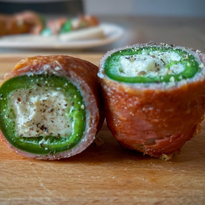 Poppers au chèvre & prosciutto (jalapenos farcis au fromage de chèvre, enroulés de prosciutto)
