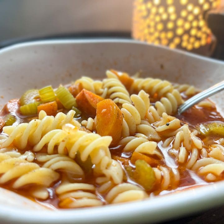 Soupe tomatée aux nouilles et légumes