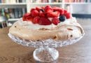 Pavlova aux baies de saison