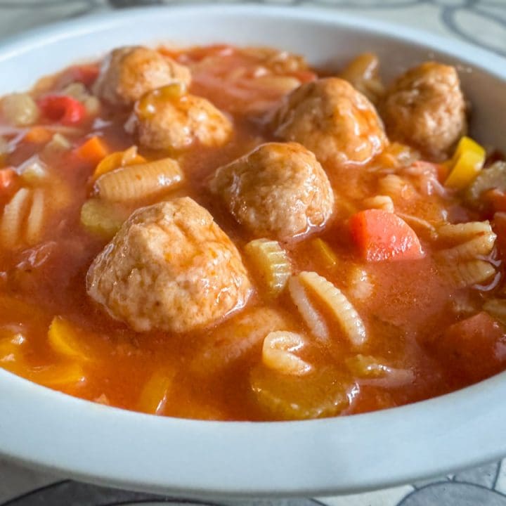 Soupe repas aux tomates épicées et boulettes de porc