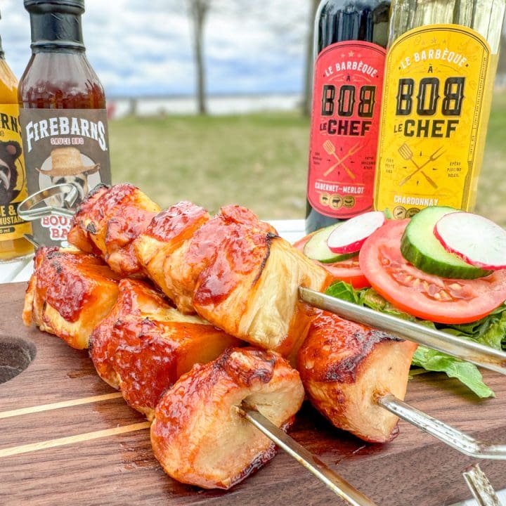 Brochettes de poulet et ananas laqués à la sauce bourbon et bacon