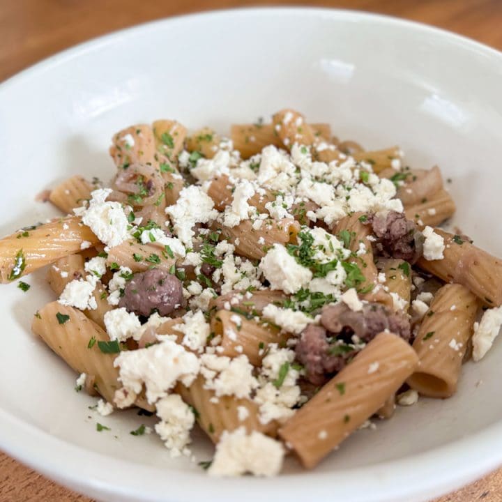 Rigatoni style soupe à l'oignon avec saucisses